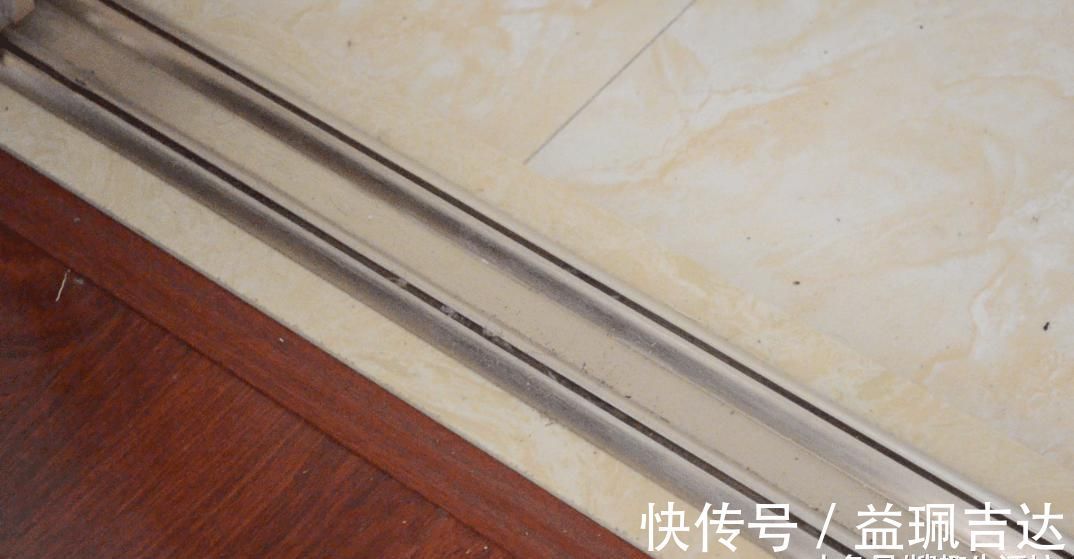 塑料瓶上粘张纸巾, 没想到还有这妙用, 解决了家家户户都困扰的难题