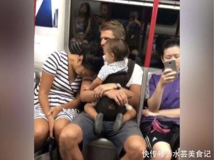 乘客|地铁上，陌生女乘客靠爸爸肩膀睡着，宝宝这一反应让人忍不住笑