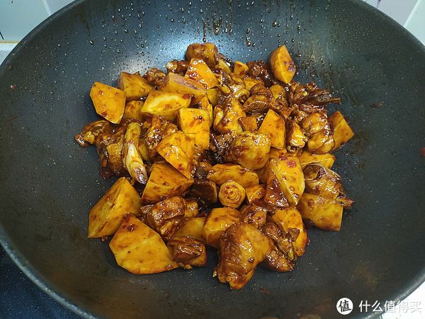 土豆和这肉是绝配，入冬后要常吃，滋补不上火，好吃到汤汁都不剩