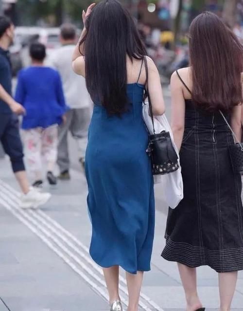 妹妹 妹妹背着一件上衣逛街,穿着幽蓝长裙,带着银色高跟鞋,气质不错