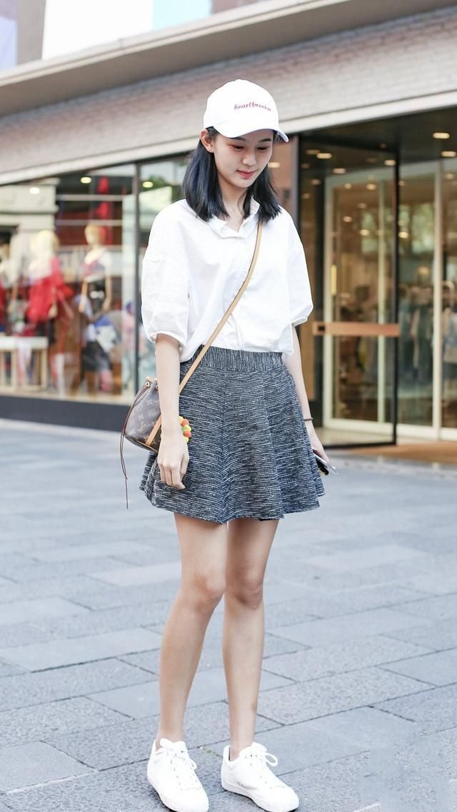 街拍高挑美女，个个甜美可爱长腿吸睛，人见人爱!