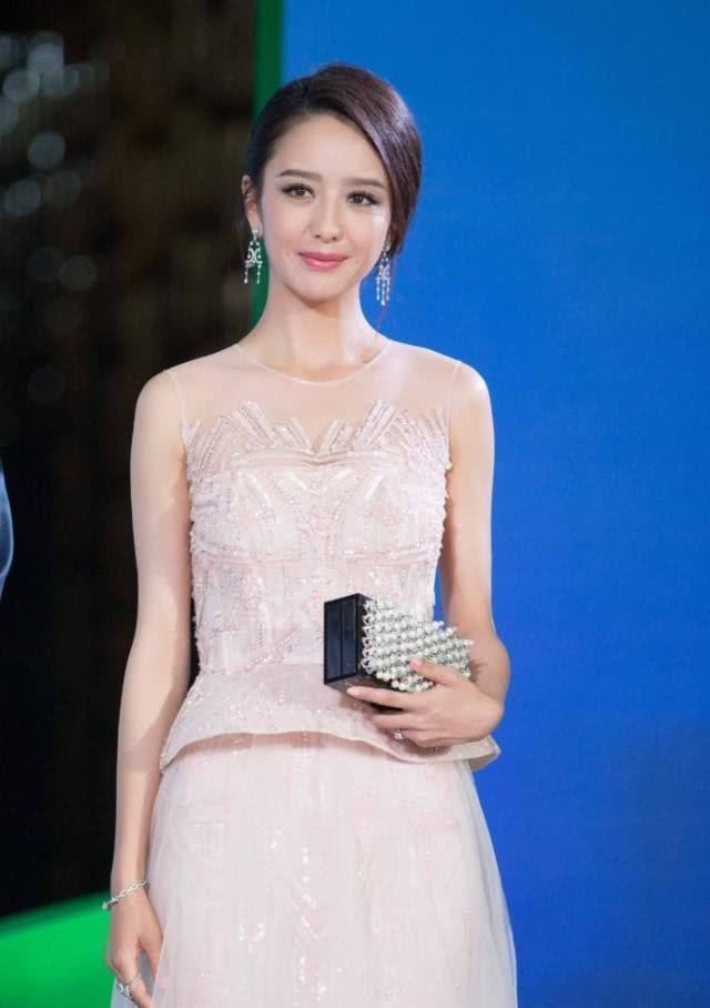 佟丽娅|春晚导演杨东升表示，收视率再高也不用佟丽娅了，原因让人无奈