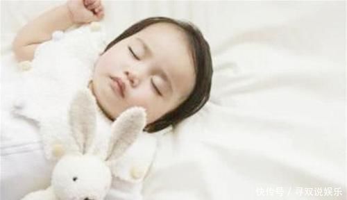 恭喜|1岁内的宝宝,如果睡觉常出现三种反应,恭喜,大脑发育达标了