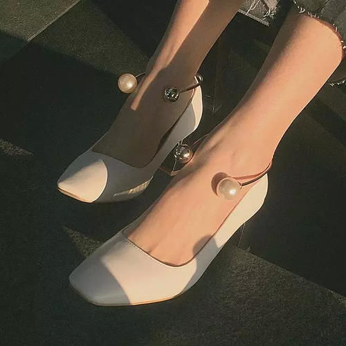 又到了露美脚的春天，8款高跟鞋真的美翻了，尤其最后一款绑带的
