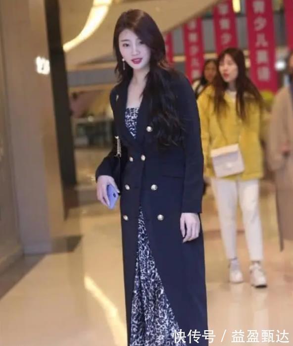 时尚|街拍：清新靓丽的时尚美女，系一根彩色发带，连衣裙漂亮大方