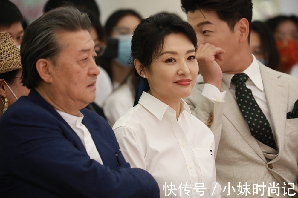 白色衬衫|周涛已经年过半百了,脸上皱纹虽明显,但穿搭还是那么有精气神