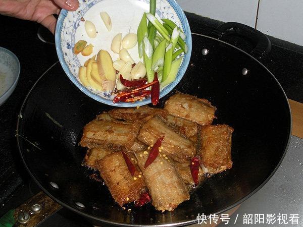 好吃|带鱼最好吃的做法,简单又不腥,吃一口满嘴香,比红烧带鱼还美味
