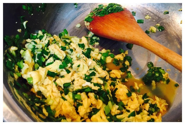 包韭菜馅饺子，直接拌馅就错了！做对这3步，韭菜不出水，更翠绿