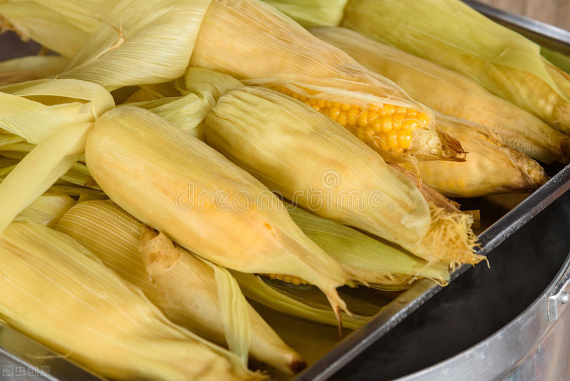 做水煮玉米，清水下锅是错的，放上这2味料，玉米又香又甜又软糯