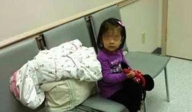 产房|宝妈深夜生二胎,5岁女儿独自在产房外等待,孩子的话令人深思