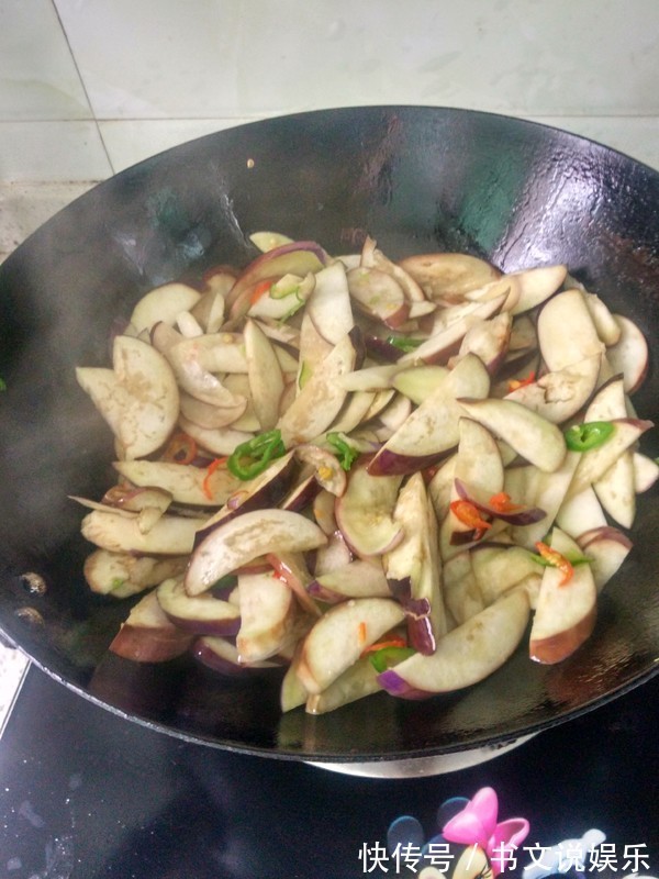 炒茄子先放油是大错特错,大厨教你1招,茄子不吸油还香嫩