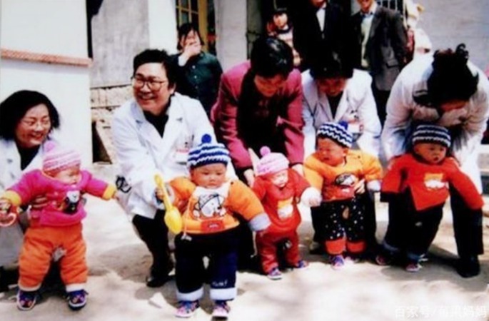 五胞胎|中国首例“5胞胎”长大了,如今已满18岁,家庭状况令人感叹