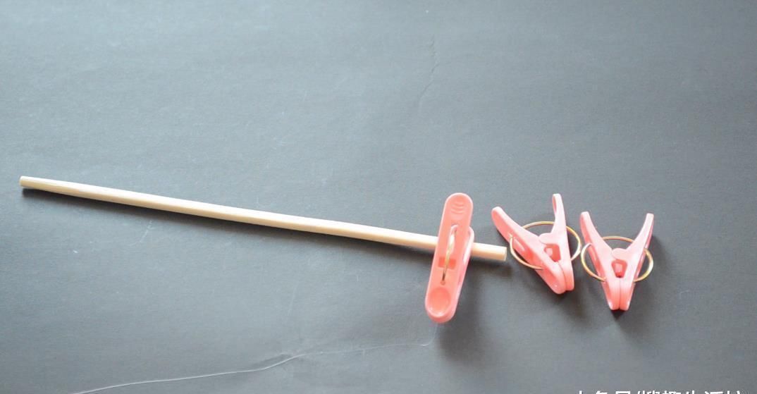 塑料夹子粘在筷子上, 放在卫生间有大用处, 解决了家家户户的烦恼