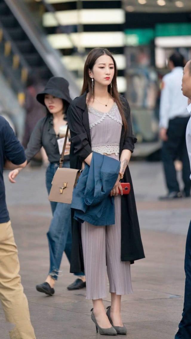 街拍:小姐姐青春靓丽时尚大气,背心搭配阔腿裤,让人看起来很有内涵