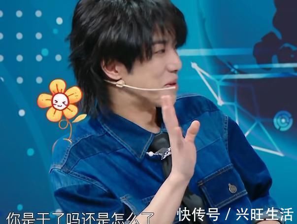 为什么华晨宇的肩膀上总有朵花?镜头放大20倍,网友:用心了