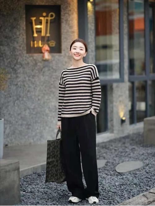 粉色针织衫+蓝色半身裙，一红一蓝的最佳CP组合，更加高贵典雅