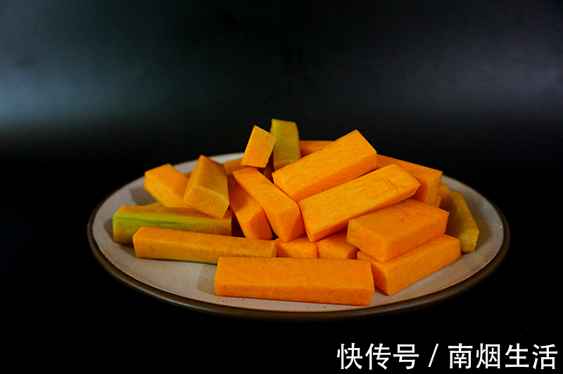跟着我一起|蛋黄焗南瓜家庭版简单做法，味道香甜，色泽诱人