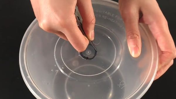 一次性餐盒不要扔,盖子上戳一个洞放家里面,全家人都要抢着用