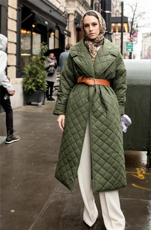  高级|穿大衣和羽绒服只知道选黑色？2020流行色来了，好看又高级