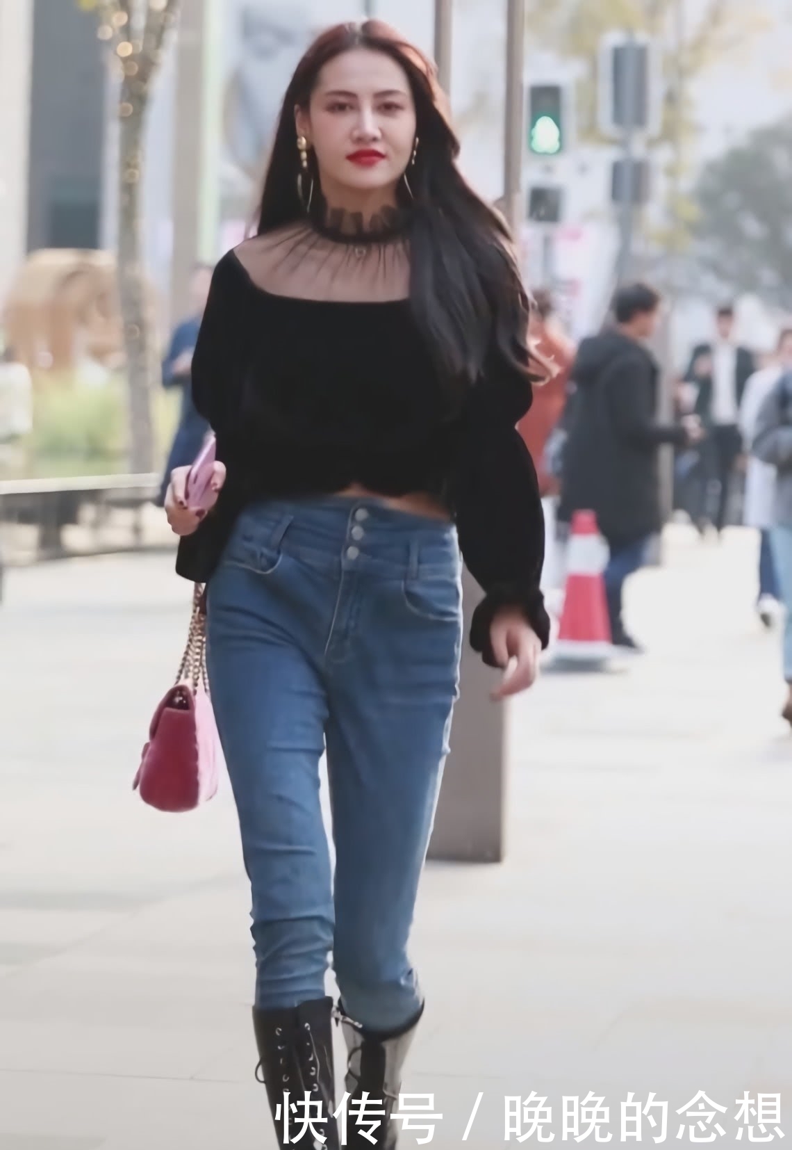 美女这“牙签腿”太牛了,烂大街的裤子也能穿出高级感,服气!