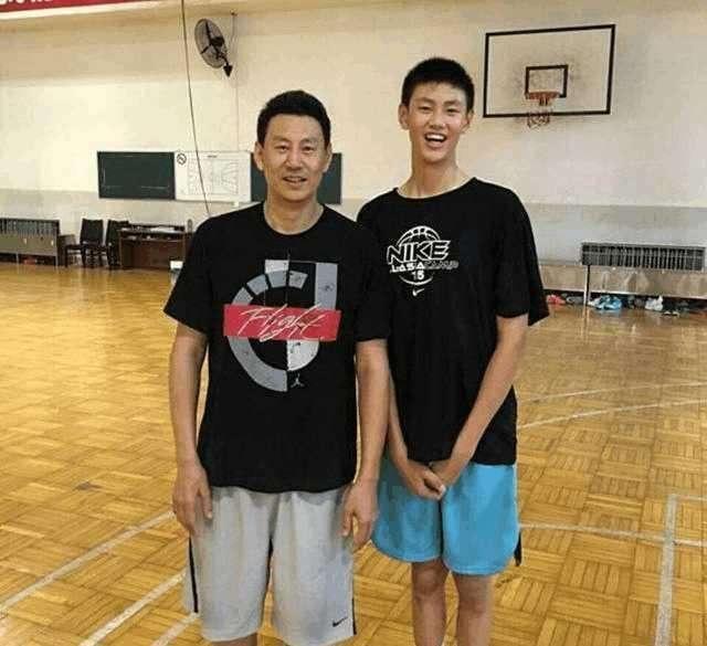 国家队|男篮主帅儿子被誉是最强星二代,跳级进国家队,身高有望超姚明!