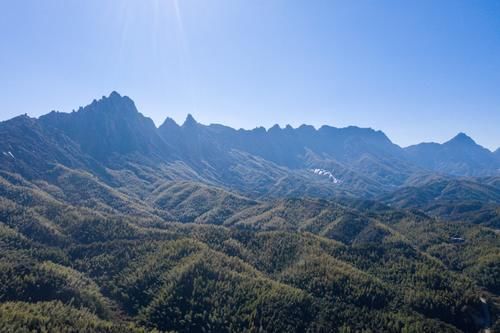 群峰如巨龙肋骨：灵山形成没有标准答案，却是人山和谐相处典范