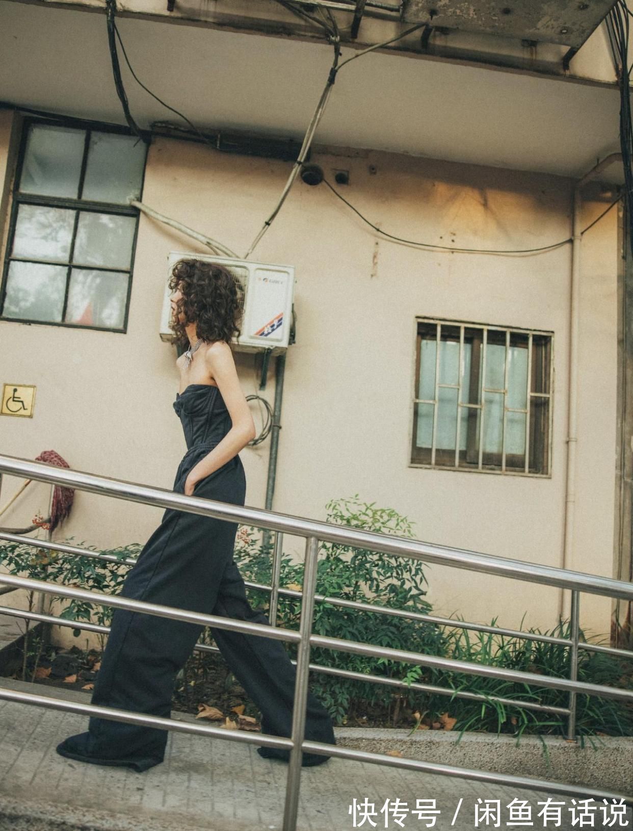 穿搭|刘雯气质真好!烫老土的“阿姨卷”也不显老,配连体裤还有高级感