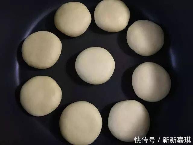 孩子|这种饼不加一滴水,吃在嘴里满口香,出锅后孩子都抢着吃!