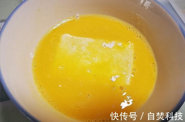 一块豆腐，一把虾皮，就能做出饭店的招牌菜，外酥里嫩，真馋人