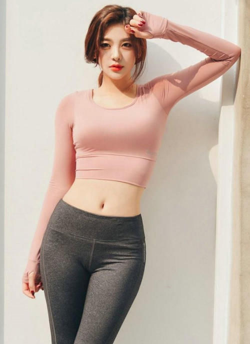 小姐姐 女神穿搭:小姐姐爱穿可爱唯美的紧身打底裤,绽放年轻的光彩!