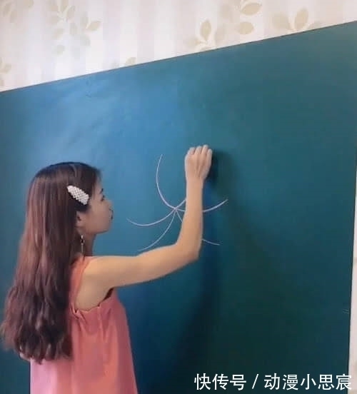 黑板|小姐姐在黑板乱画,被吐槽不尊敬老师,当她画完后:彼岸花