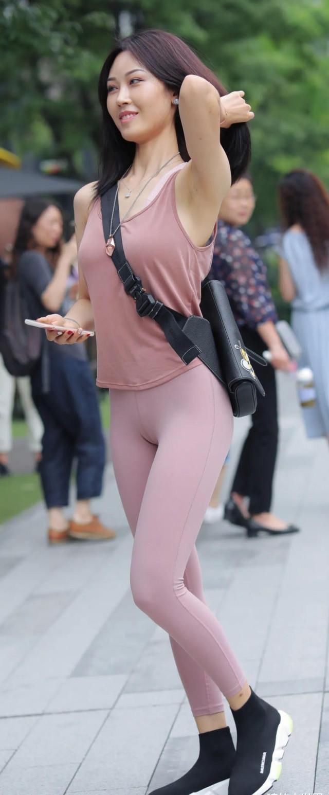 穿搭|一身粉色显嫩穿搭,也藏不住小姐姐的性感气质