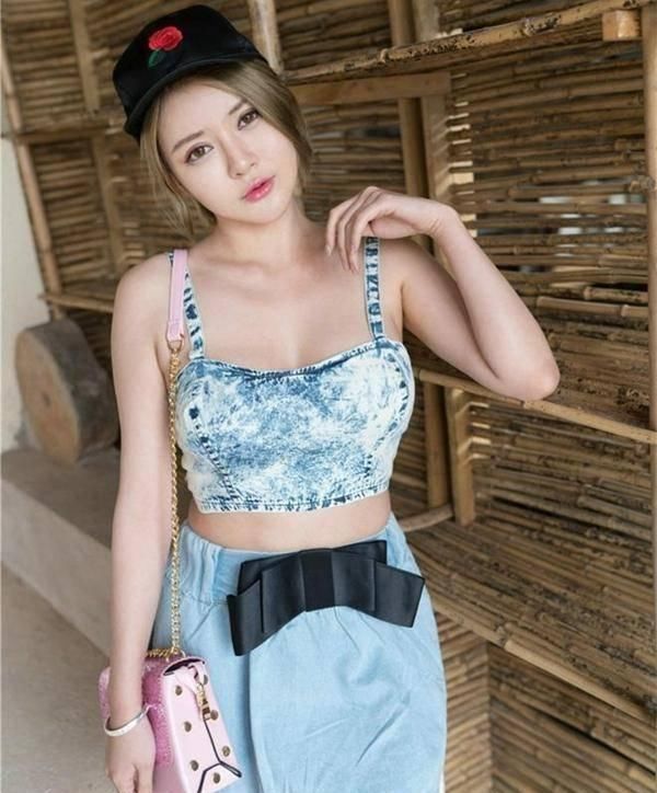 真好看女仔吊带衫+超短裙,时尚清新又吸睛