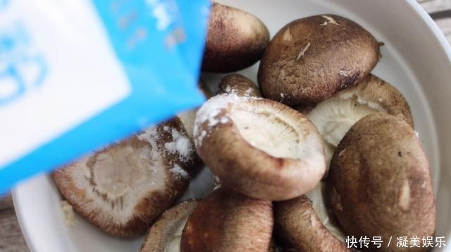 清水洗香菇，和没洗一样，教您一招，脏东西和小虫子自动溜走