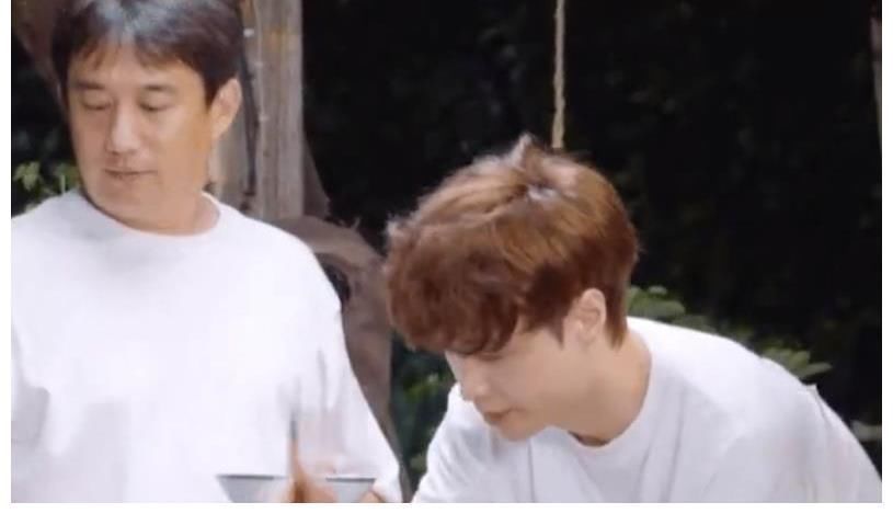 张艺兴|饭桌上没有公筷，谁注意张艺兴怎么夹菜的？黄磊默默看后没有说话