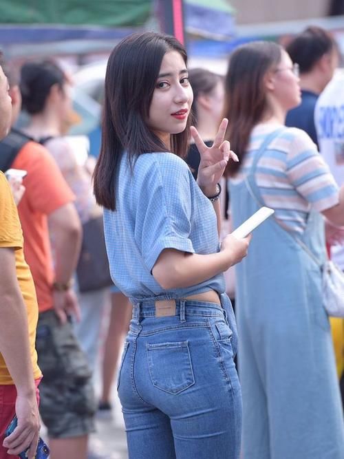 美女|美女的紧身牛仔裤搭配,时尚休闲两不误,美貌至极!