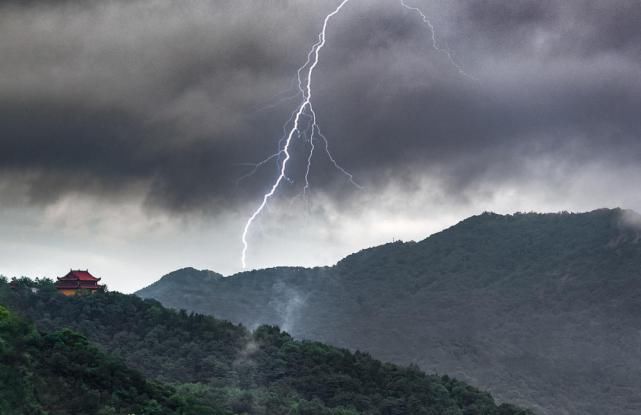 惊蛰：雷动蛰出走，天开地辟新