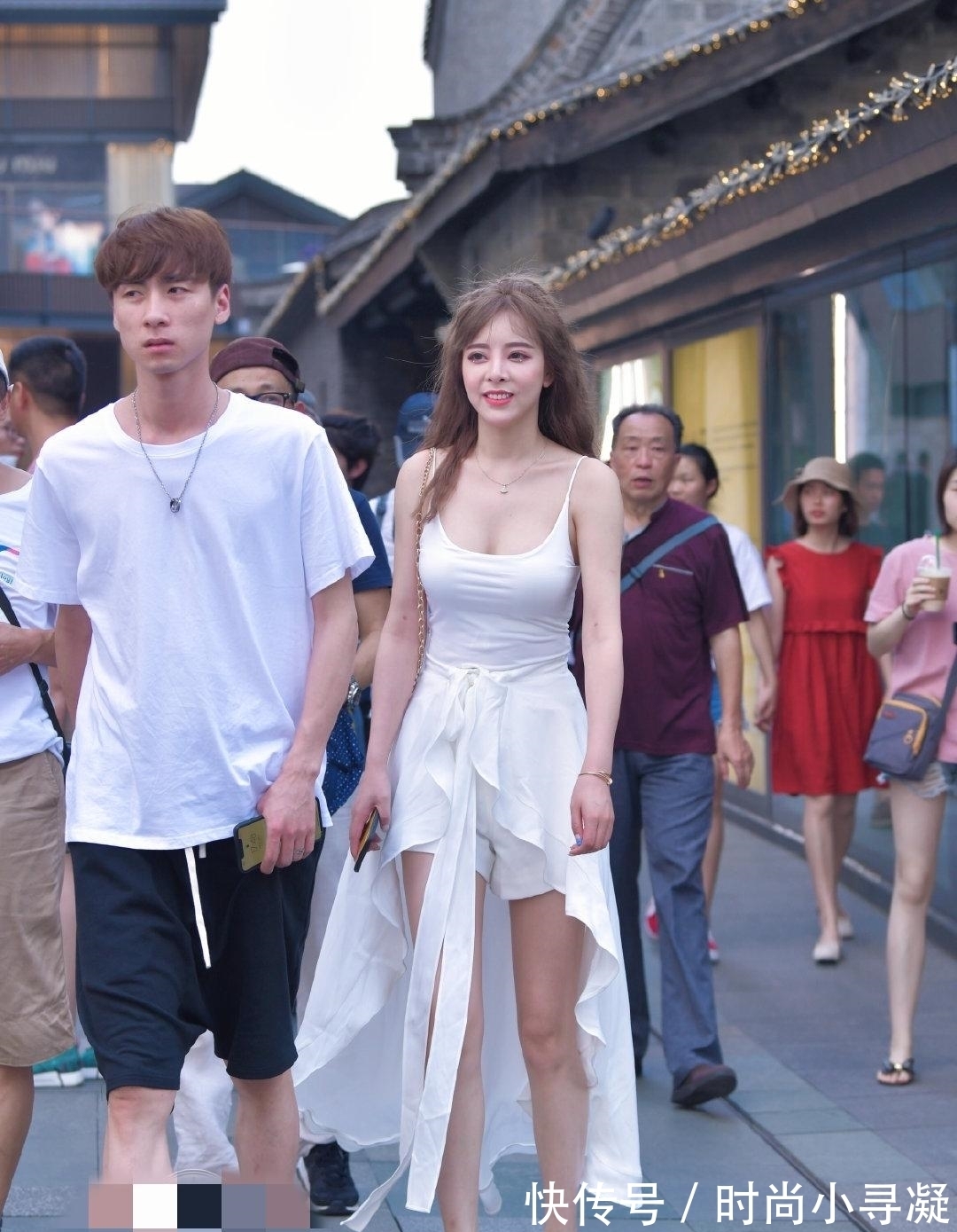 姐姐|姐姐与男友甜蜜逛街，休闲穿搭也时髦，腿长快到人家腰了