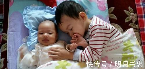 吵醒|2岁姐姐午睡被弟弟吵醒，姐姐反应让人心暖，网友：又想骗我生女儿