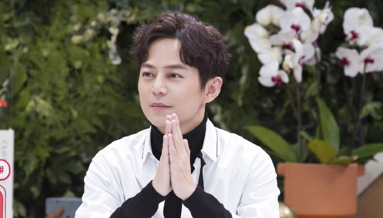 46岁何炅老师也难敌变老?录综艺时额头戴假发片,两鬓发量稀疏