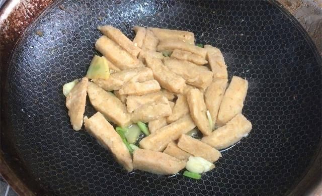 炒豆腐渣吃过吗一道农家常菜，油焖火候是关键，比豆腐还好吃