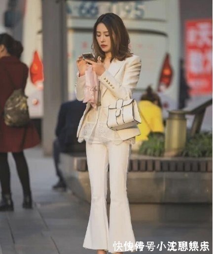 西装外套 白色西装外套内搭蕾丝,气质满满,显得帅气又迷人