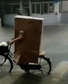 |搞笑GIF:下雨天没有雨衣,怎么办?自己制作的这个雨衣还挺合身