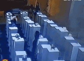 |搞笑GIF图：新娘子你有点过分了，拉的有点高了啊！