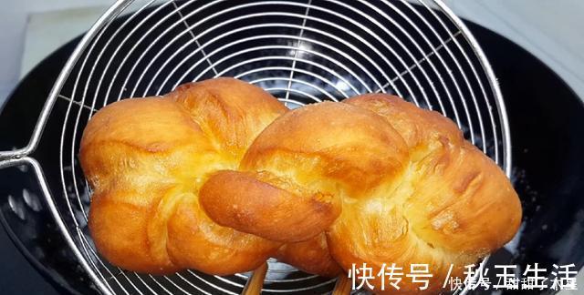面粉别只会蒸馒头了,加3个鸡蛋,做出创意小吃,比蛋糕油条好吃
