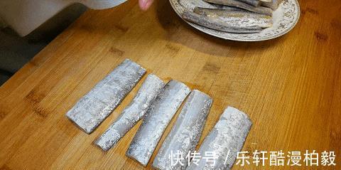 在家做糖醋带鱼，想要好吃有技巧，鱼肉入味无腥味，上桌就光盘