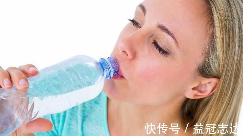 饮料|五种饮水习惯,或许比熬夜还催人老,很多人不懂,抓紧改不吃亏