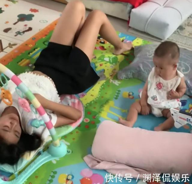 亲爱的|宝妈有事外出,把娃交给小姨带,回家推开门没一个省心的