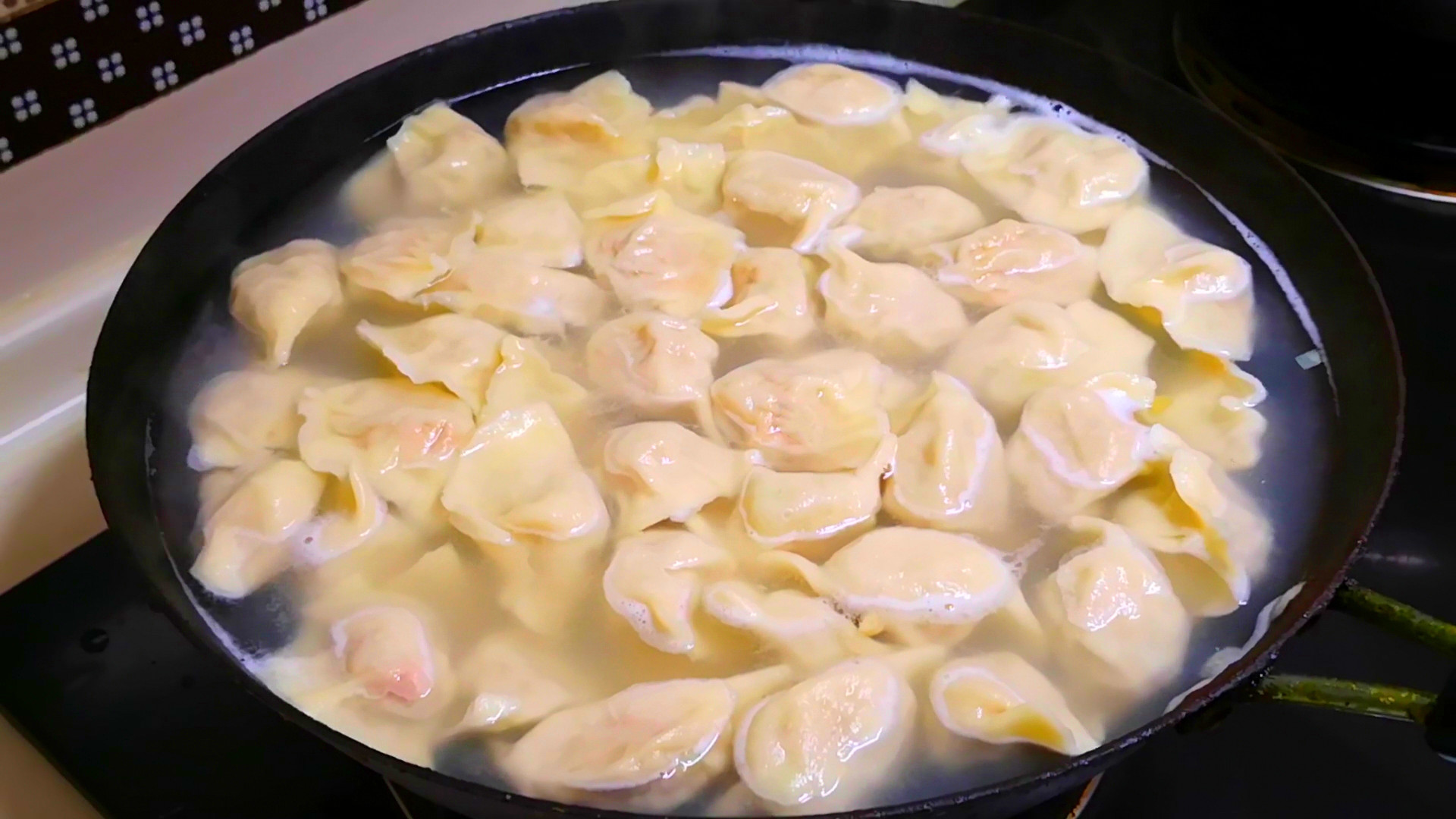 冻饺子怎么煮，用沸水还是开水教你正确做法，又鲜又香不破皮