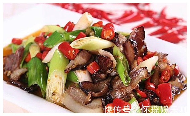 青椒炒腊肉|精美的家庭小菜,十分美味的青椒炒腊肉,让人回味无穷